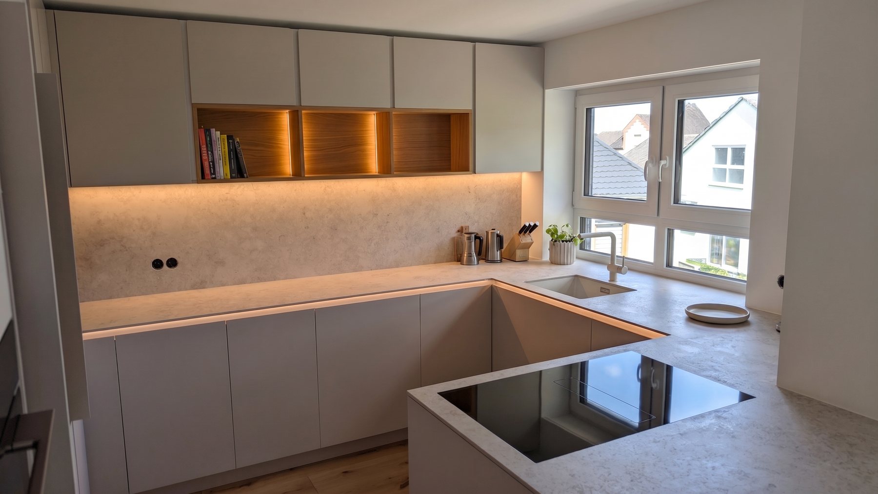 Kücheninsel mit Elica NikolaTesla Fit XL Kochfeldabzug, Arbeitsplatte und Rückwand aus Piedra Jura, Architektenküche in Limburg