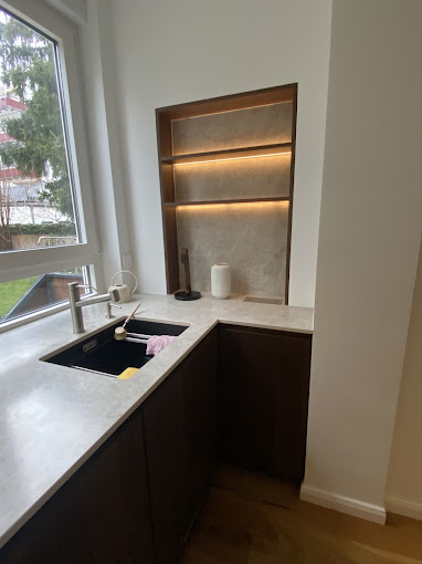 Nische W11 mit offenen Regalen, keramischer Rückwand, indirekter LED-Beleuchtung