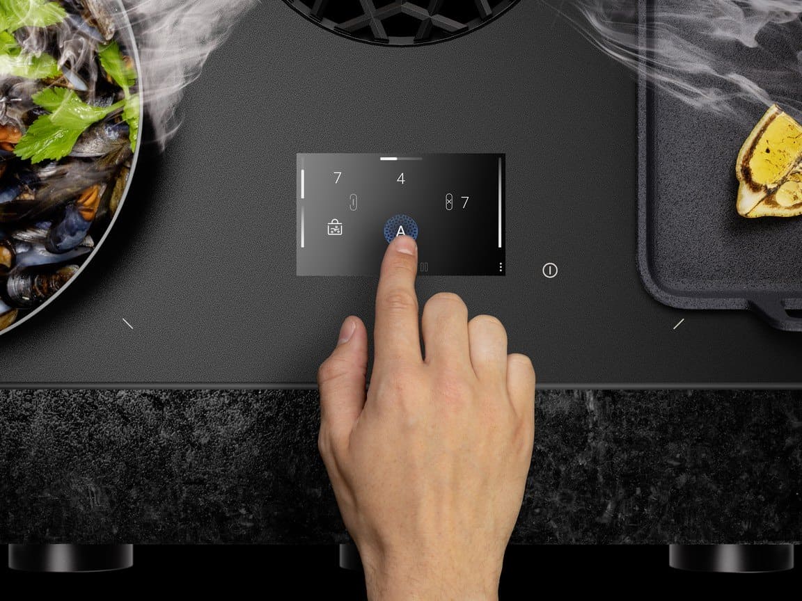 Finger tippt auf das Touchdisplay des BORA X Pure Max