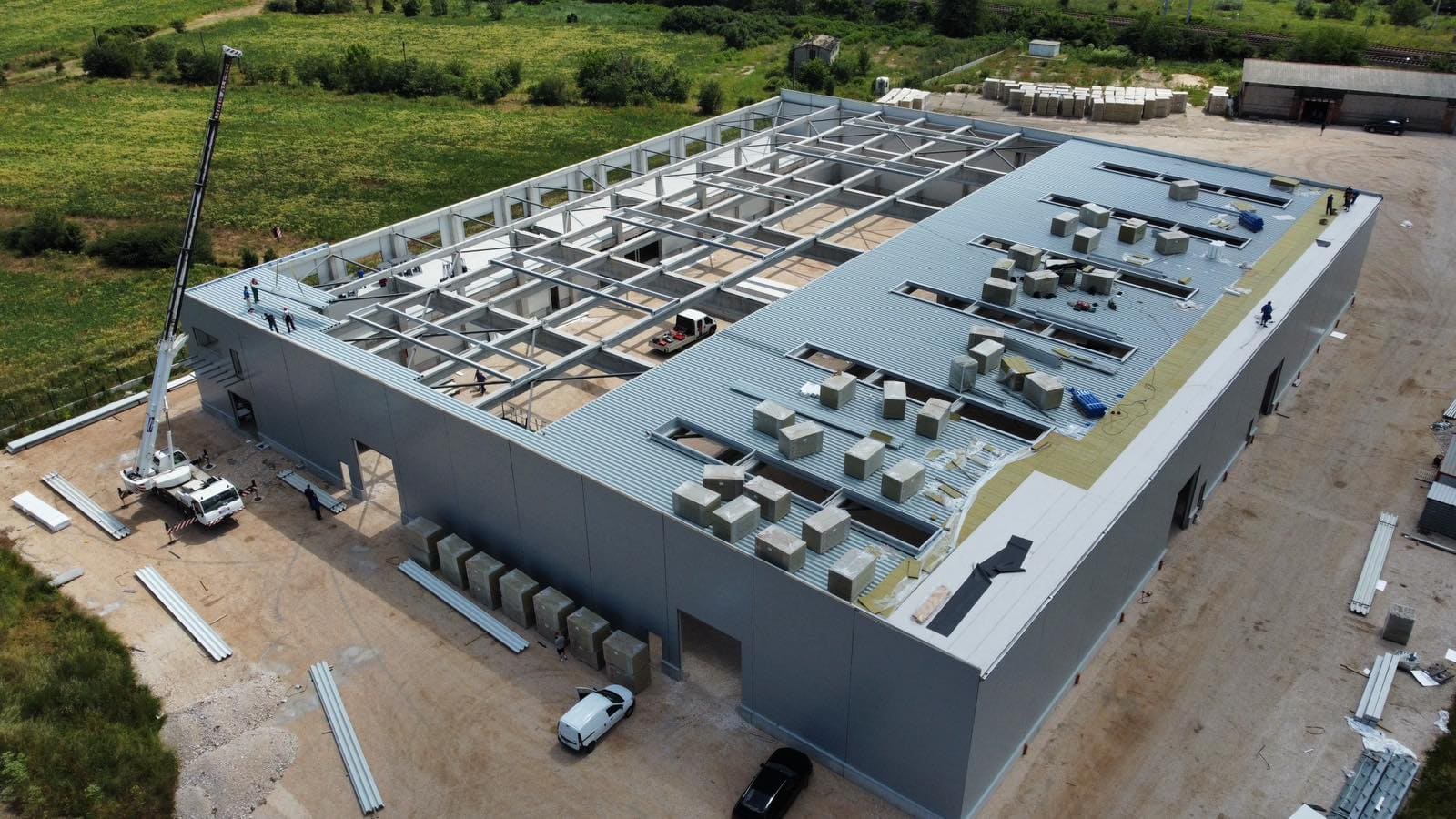 Drohnenaufnahme der Kolev Fabrik im Bau, Anfang 2024: Dach mit Spannbetonbindern und offenen Lichtbändern